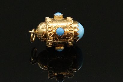 null Gold charm 18K (750), decorated with turquoise cabochons. 

Height : 2,2 cm...