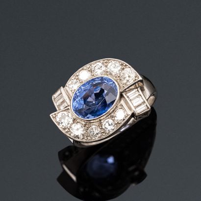 null Platinum ring, set with an oval sapphire surrounded by round diamonds or 8/8,...
