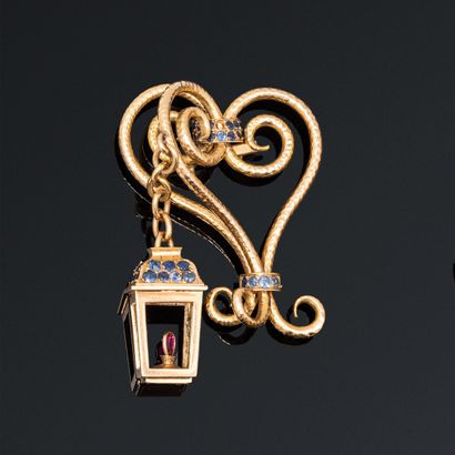 null Textured 18K (750) gold clip holding a mobile lantern decorated with round sapphires...