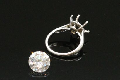 null Bague en or gris 18K (750), ornée d'un diamant rond de taille brillant pesant...