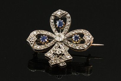 null Silver and 18K (750) gold clover brooch, set with old-cut and rose-cut diamonds,...