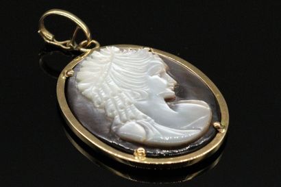 null 18K (750) gold pendant, oval shape, set with a cameo on mother-of-pearl carved...