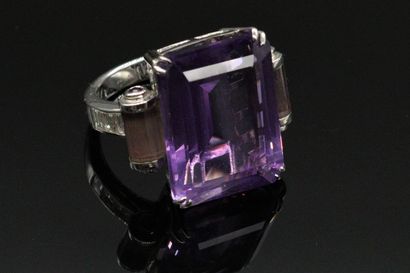 null 18K (750) white gold ring set with a rectangular faceted amethyst and calibrated...
