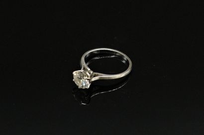 18K (750) white gold ring set with a round...