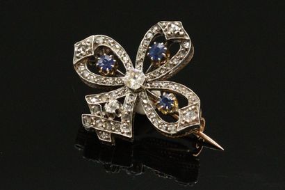 null Silver and 18K (750) gold clover brooch, set with old-cut and rose-cut diamonds,...