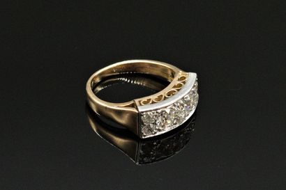 null Bague en or 18K (750), sertie de diamants ronds de taille ancienne sur platine....