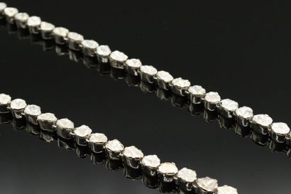 null Silver necklace, articulated with 86 ploki diamonds in fall. 

Length: 62 cm...