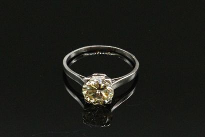 Platinum ring, decorated with a round brilliant-cut...