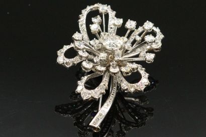 null Broche-clip en or gris 18K (750) et platine dessinant un nœud de rubans sertis...