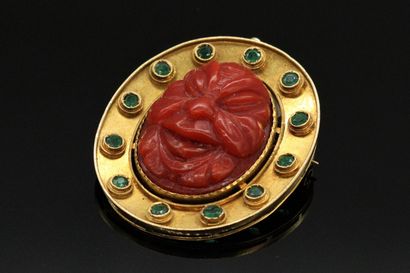 null Pendant brooch in 18K (750) gold, decorated with a cameo in coral carved with...