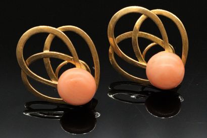 null Pair of ear clips in 18K (750) gold, adorned with cabochons of coral angel skin....