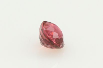 null Tourmaline rose/orange ovale sur papier. 

Accopagnée d'un certificat AIG du...