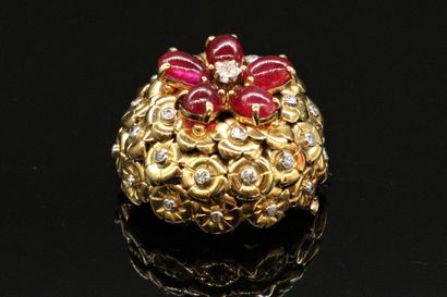 null MAUBOUSSIN

Broche-clip dôme en or 18K (750), orné d'un diamant de taille ancienne...