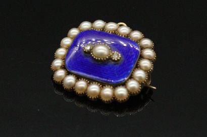 null 
14K (585) and 9K (375) gold memorial brooch, decorated with half pearls, the...