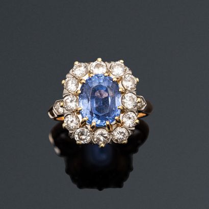 18K (750) gold ring, set with an oval sapphire...