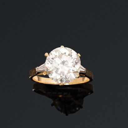 18K (750) gold ring set with a round brilliant-cut...
