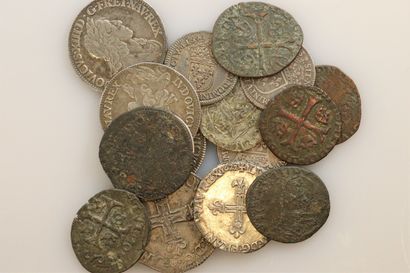 null MONNAIES FRANCAISES 

Lot de 15 monnaies de Louis XIII en argent et en billon,...