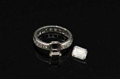 null 18K (750) white gold and platinum ring, set with an emerald-cut diamond weighing...