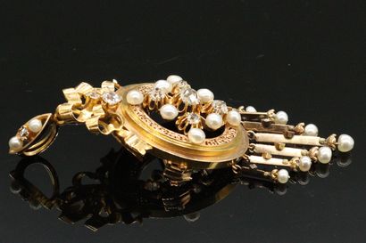 null 18K (750) gold pendant brooch pierced with foliage, set with old-cut diamonds...