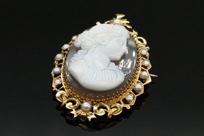 null Pendant brooch in 18K (750) gold, adorned with an agate cameo carved with a...