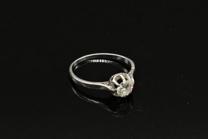 null Bague en platine, sertie d'un diamant rond demi-taille. 

Travail français des...