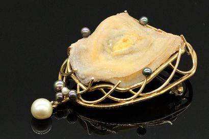 null 
Brooch in 14K gold wire (585), decorated with an agate flower, the setting...