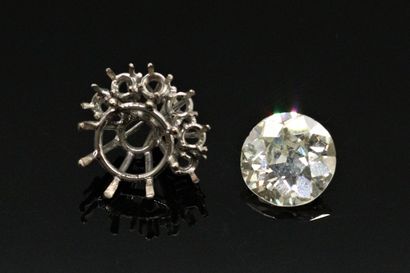 null Elément de bijou en or gris 18K (750), serti d'un diamant rond de taille ancienne...