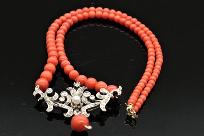 null Necklace of falling coral beads, adorned with a removable silver and 18K (750)...