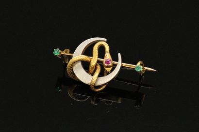 null Brooch in 18K (750) gold with a snake surrounding a crescent moon, the head...
