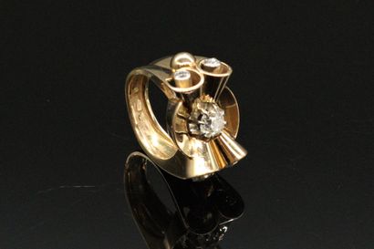null 18K (750) gold ring centered on an old-cut diamond set with old-cut or rose-cut...