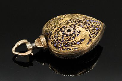 null Watch shaped pomponne, enamel and stones of the Rhine. Case in the shape of...