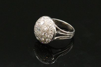 null Dome ring in 18k (750) white gold set with 25 round diamonds. 

Finger size...