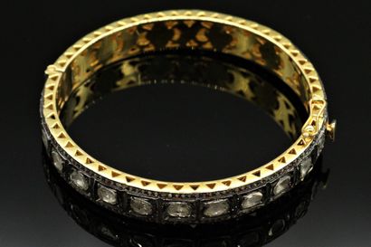 null Bracelet ouvrant en argent doré, serti de 26 diamants polki entre deux lignes...