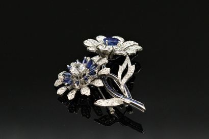 null GUBELIN

18K (750) white gold brooch-clip depicting two flowers, one with an...