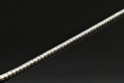 null Bracelet ligne en or 18K (750), serti de diamants ronds de taille brillant....