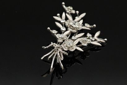 null 14K (585) gold brooch forming a bouquet of flowers set with old-cut diamonds...