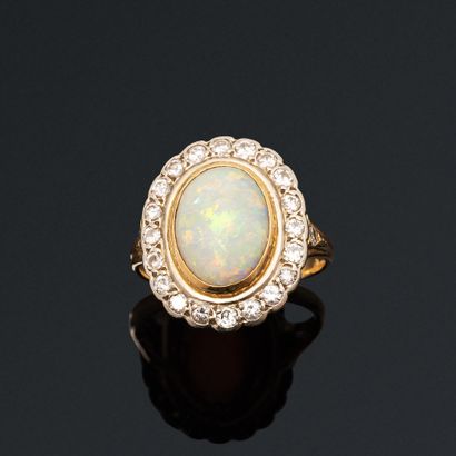 Bague en or 18K (750), ornée d'une opale...
