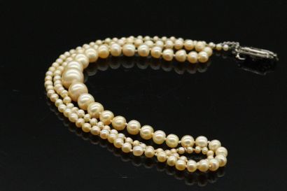 null Necklace of 131 fine pearls baroque in fall, clasp set with old cut diamonds...