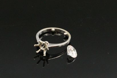 null Bague en or gris 18K (750) et platine, ornée d'un diamant rond de taille brillant...