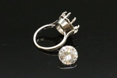 null Bague en or gris 18K (750) et platine, sertie d'un diamant rond de taille brillant...