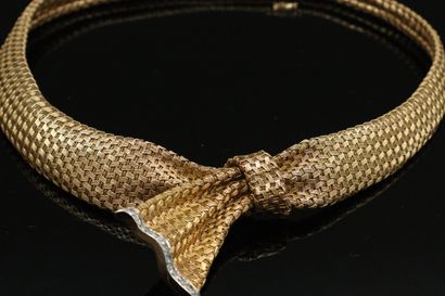 null Half set in woven 18K (750) gold comprising: a tie necklace adorned with a line...