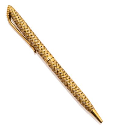 null HERMÈS

Stylo bille en or 18K (750) de deux tons dessinant des chevrons. 

Signé...