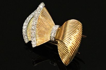 null CARTIER

18K (750) gold lapel clip forming a knotted fan, the edge set with...