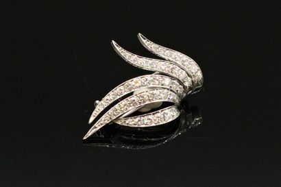 null 18K (750) white gold lapel clip forming leaves, set with round brilliant-cut...