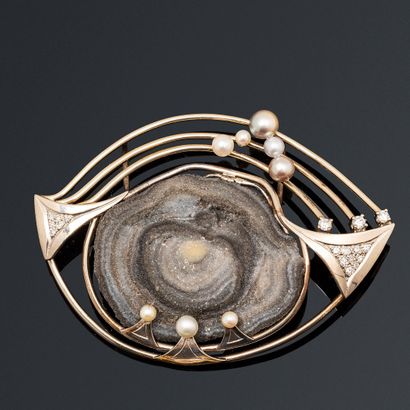 null Pendant in 14K (585) gold wire drawing an abstract pattern set with an agate...