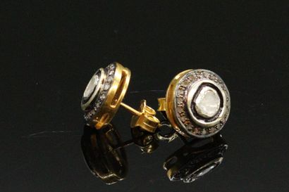 null Paire de boucles d'oreilles en argent doré, chacune ornée d'un diamant polki...