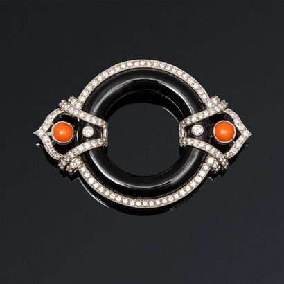 null Platinum brooch, set with a ring of onyx surrounded by round brilliant diamonds,...