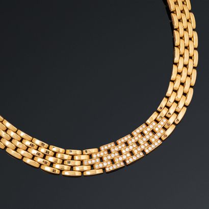 null CARTIER

Collier Panthère en or 18K (750), le décolleté serti de diamants ronds...