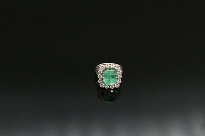 null 18K (750) white gold ring set with an octagonal emerald surrounded by round...