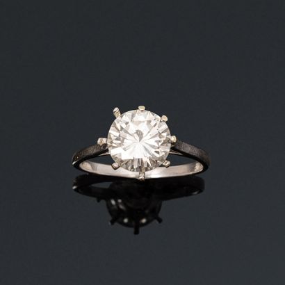 null 
Ring in 14K (585) white gold, set with a round brilliant-cut diamond weighing...